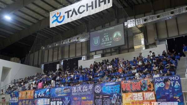 【アスレイベントレポート】今シーズンはTACHIHIDAYからスタート！恒例のデコうちわに限定ユニフォームシャツプレゼントも！